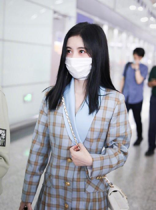 鞠婧祎最新机场亮相，星光闪耀引热议